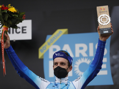 Simon Philip Yates oslavuje víťazstvo v záverečnej etape Paríž - Nice