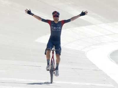 Holandský cyklista Dylan van Baarle sa teší po triumfe v cieli 119. ročníka cyklistických pretekov Paríž - Roubaix