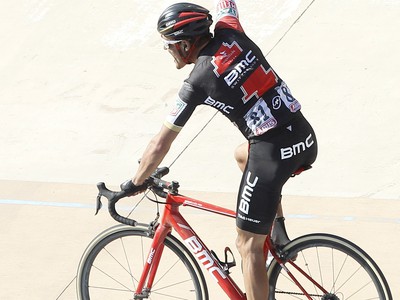 Greg Van Avermaet sa teší po triumfe v najnáročnejšej jednodňovej jarnej klasike Paríž - Roubaix