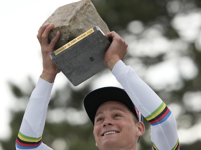 Holandský cyklista Mathieu van der Poel pózuje s trofejou po suverénnom triumfe na 121. ročníku monumentu Paríž-Roubaix