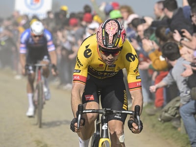 Wout van Aert počas jarnej klasiky Paríž - Roubaix