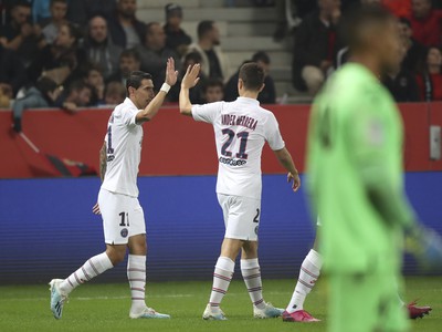 Angel Di Maria oslavuje so spoluhráčom Anderom Herrerom úvodný gól do bránky Nice