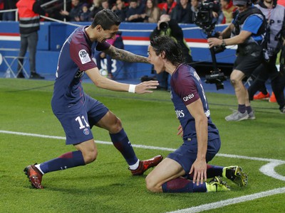 Edinson Cavani a Angel di María sa spoločne tešia z gólu PSG