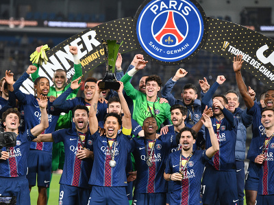 Hráči PSG s trofejou