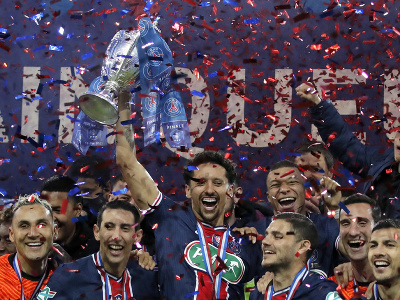Hráči Paríž Saint-Germain oslavujú triumf vo francúzskom pohári