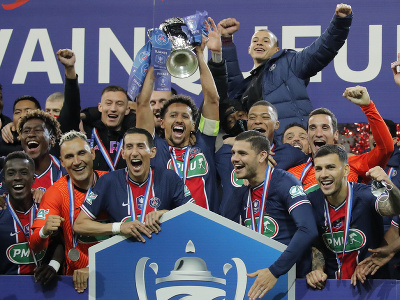 Hráči Paríž Saint-Germain oslavujú triumf vo francúzskom pohári