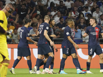 Slovenský futbalista Paríža St. Germain Milan Škriniar (tretí zľava) sa teší z gólu