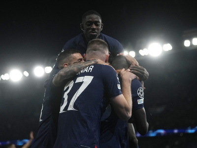 Slovenský futbalista Paríža St. Germain Milan Škriniar (37) sa teší so spoluhráčmi z gólu