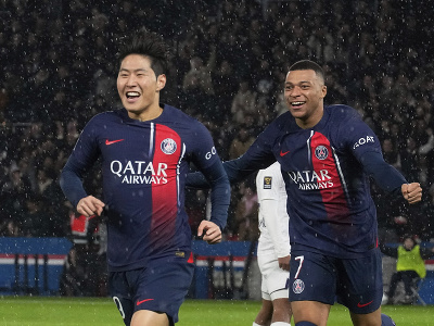 Futbalista Paríža St. Germain Lee Kang-in (vľavo) sa teší po strelení gólu v zápase francúzskeho Superpohára