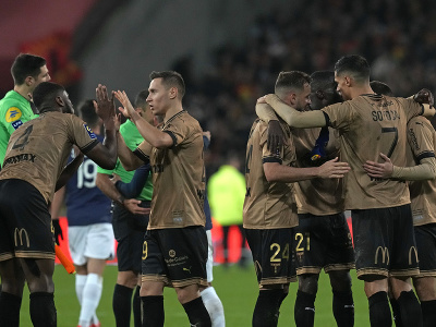 Na snímke hráči Racingu Lens oslavujú víťazstvo v zápase 17. kola francúzskej Ligue 1 nad PSG