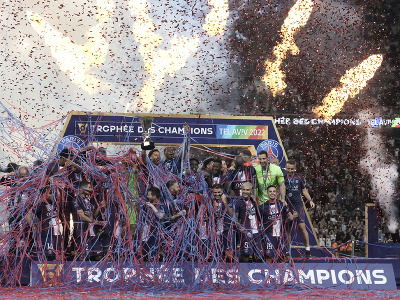 Futbalisti Parížu St. Germain s trofejou pre víťaza Francúzskeho superpohára