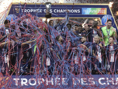 Futbalisti Parížu St. Germain s trofejou pre víťaza Francúzskeho superpohára