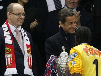 Monacký princ Albert a francúzsky prezident Nicolas Sarkozy odovzdávajú francúzsky pohár