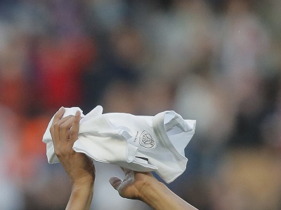 Francúzsky futbalista Kylian Mbappé z Paríža St. Germain drží dres s číslom 2025 oznamujúcim podpis novej trojročnej zmluvy