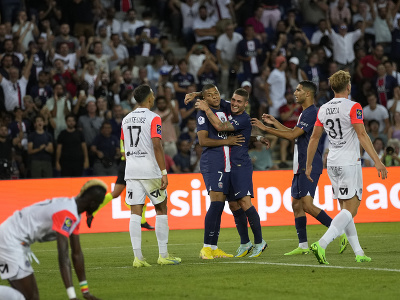 Kylian Mbappé oslavuje gól so spoluhráčmi