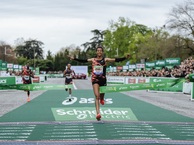 Mestawut Fikirová oslavuje výhru v Parížskom maratóne