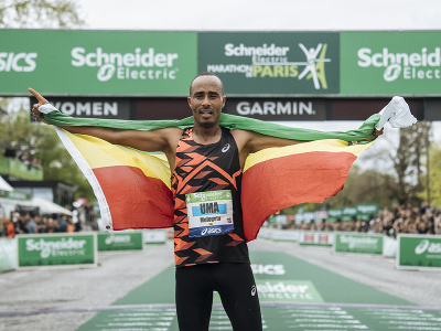 Mulugeta Uma oslavuje výhru v Parížskom maratóne