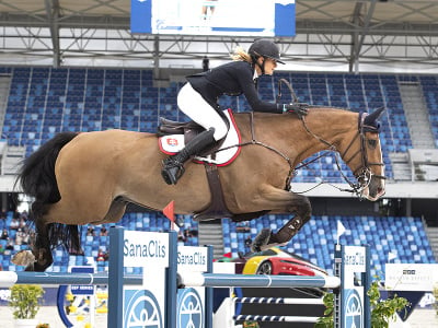 Na snímke slovenská reprezentantka Dominika Gaalová na koni Senjor Catello nad prekážkou počas parkúrového preteku Danube Equestrian Festival CSIO3*Pohár národov
