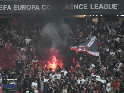 Fanúšikovia zapaľujú svetlice pred zápasom 5. kola D-skupiny Európskej konferenčnej ligy OGC Nice - Partizan Belehrad