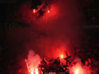 Fanúšikovia zapaľujú svetlice pred zápasom 5. kola D-skupiny Európskej konferenčnej ligy OGC Nice - Partizan Belehrad