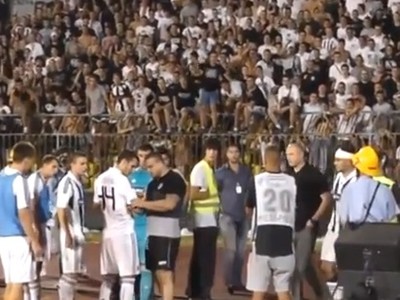 Šéf belehradských ultras strháva kapitánsku pásku hráčovi Partizanu