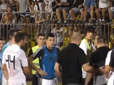 Organizátori pokojne odvádzajú šéfa ultras od kapitána Partizanu