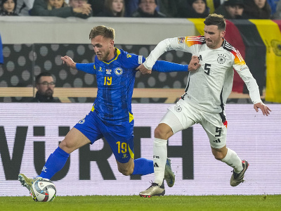 Hráč Bosny Nail Omerovič (vľavo) a Pascal Gross z Nemecka 
