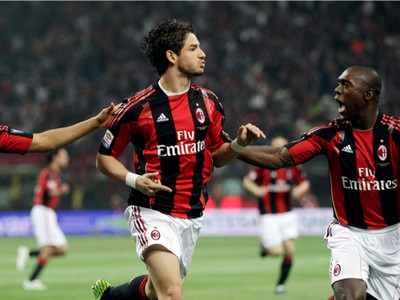 Pato, Clarence Seedorf a Robinho oslavujú gól
