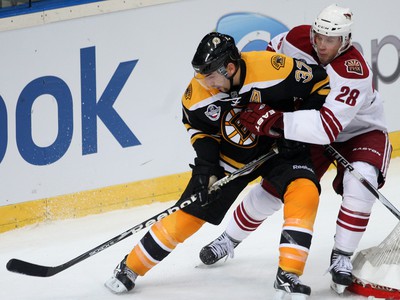 Patrice Bergeron v súboji s Laurim Korpikoskim