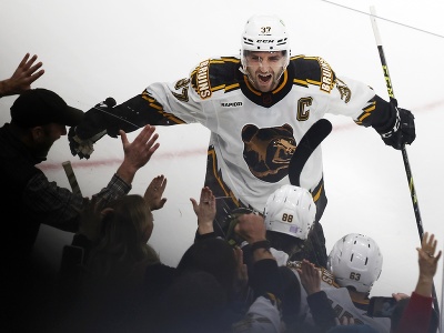 Kapitán Bostonu Bruins Patrice Bergeron sa teší z gólu