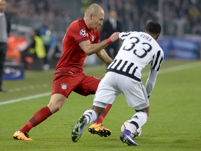 Arjen Robben a Patrice Evra v súboji o loptu