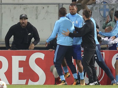 Patrice Evra v konflikte s fanúšikom Olympique Marseille
