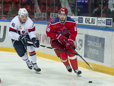 Na snímke vľavo Patrik Lušňák(Slovan) a vpravo Artem Blaževskij(CSKA) v prvom stretnutí play-off hokejovej KHL CSKA Moskva - HC Slovan Bratislava
