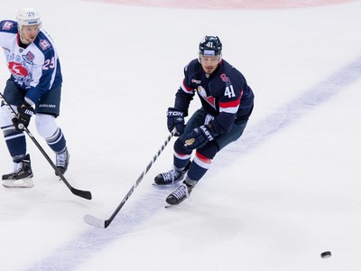 Patrik Lušnák z HC Slovan Bratislava a Ivan Vishevsky z CHK Torpedo