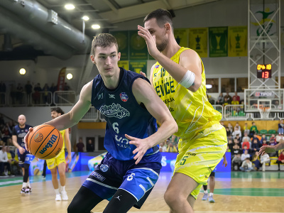 Na snímke zľava Adam Galko (Nitra) a Boris Bojanovský (Levice)
