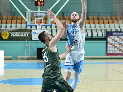 Na snímke zľava Boris Bojanovský (Levice) a Oleksandr Belikov (Nitra)