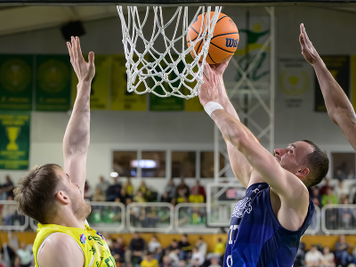 Na snímke zľava Samuel Solčánsky (Levice) a Lukáš Bolek (Nitra)