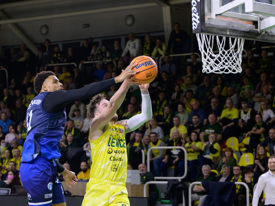 Na snímke zľava Dimitrius Paul Underwood (Nitra) a Patrik Pažický (Levice)