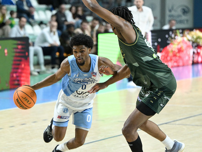 Na snímke zľava Keyshaun Darrius Langley (Nitra) a Karl William Gamble Jr (Levice)