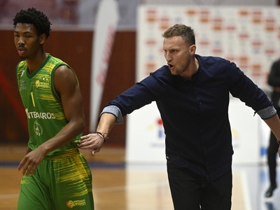 Tréner BK Levickí Patrioti Michal Madzin (vpravo) hovorí k hráčovi Martymu Hillovi
