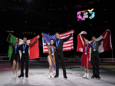 Víťazní americkí krasokorčuliari Madison Chocková a Evan Bates (uprostred) pózujú na ľade so zlatými medailami spoločne so striebornými Talianmi Charlene Guignardová a Marco Fabbri (vľavo) a bronzovými Kanaďanmi Piper Gillesová s Paulom Poirierom (vpravo) po súťaži tanečných párov na MS v krasokorčuľovaní v japonskom meste Saitama 