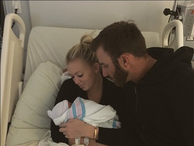 Paulina Gretzky a Dustin Johnson sa na Instagrame pochválili prvou fotkou ich nedávno narodeného syna