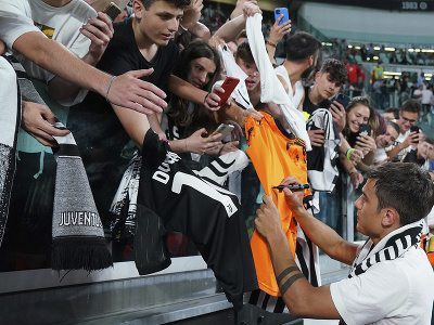 Paulo Dybala sa lúči s fanúšikmi Juventusu
