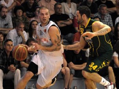 Súboj o loptu medzi Bosákom z Nitry (vľavo) a Toromanom