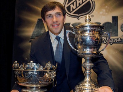Pavel Dacjuk so Selkeho trofejou a Lady Byng Trophy