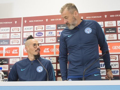 Na snímke sprava tréner slovenskej futbalovej reprezentácie Pavel Hapal a kapitán tímu Marek Hamšík
