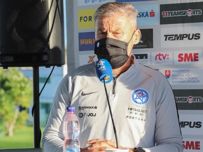 Tr�ner slovenskej futbalovej reprezent�cie Pavel Hapal 