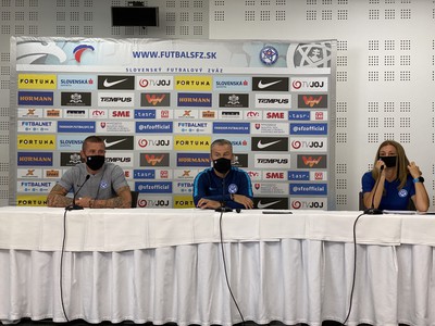 Juraj Kucka a Pavel Hapal počas tlačovej konfrencie pred zápasom s Českom