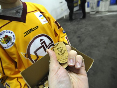 Fanúšik si berie klúčenku s podobizňou Pavla Demitru pred zápasom 26. kola hokejovej Tipsport ligy medzi Dukla Trenčín - HC Košice.