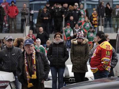 Fanúšikovia prichádzajú na odhalenie pamätníka zosnulému hokejistovi Pavlovi Demitrovi pred hlavným vchodom ZŠ Pavla Demitru v Trenčíne